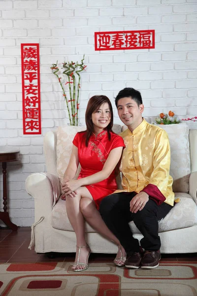 中国の新年装飾挨拶でソファーに座っていた中国人の夫婦 — ストック写真