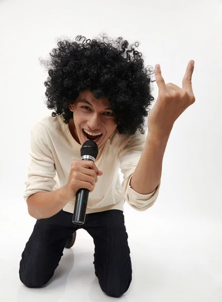 Hombre Sosteniendo Micrófono Inalámbrico Cantando — Foto de Stock