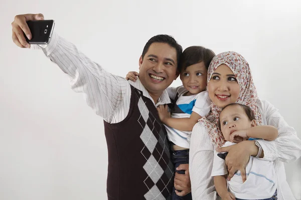 Familia Cuatro Buscando Tomar Selfie — Foto de Stock