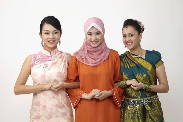 Üç Malezya genç güzel kız stüdyoda poz 