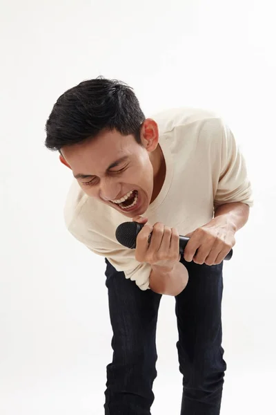 Homem Segurando Microfone Sem Fio Cantando — Fotografia de Stock