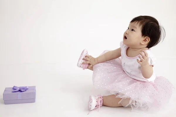 中国婴儿穿礼服带紫色礼盒 — 图库照片