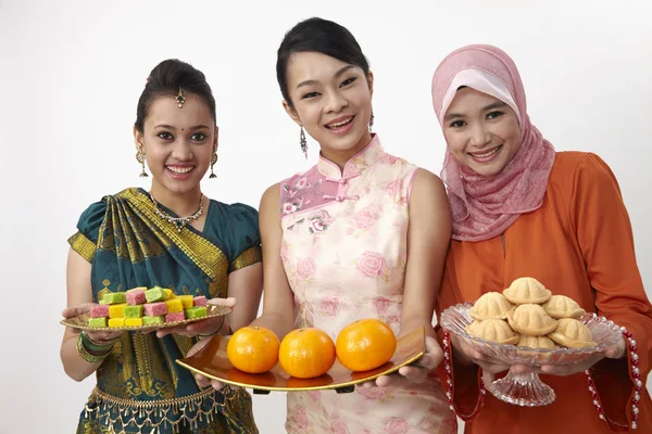 Chicas Malayas Sosteniendo Plato Llenan Dulces Bahulú Naranjas — Foto de Stock