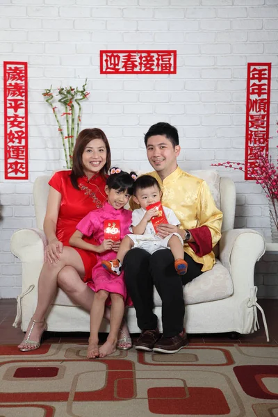 Familia China Sentada Sofá Con Decoración Año Nuevo Chino —  Fotos de Stock