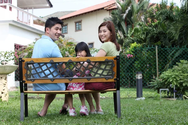 Família Sentados Juntos Banco Olhando Para Trás — Fotografia de Stock