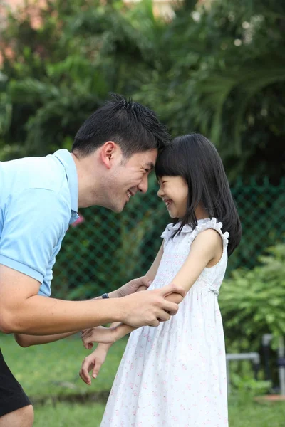 babası kızı ile kafa kafaya