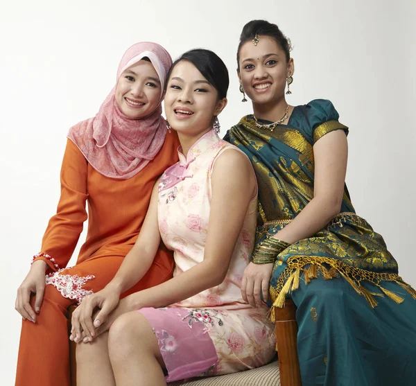 Üç Malezya genç güzel kız stüdyoda poz 