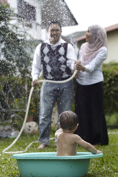父母向孩子泼水 — 图库照片