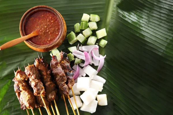 Malezya gıda satay üstten görünüm salatalık ve keupat plaka üzerinde