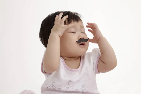 Chinois Bébé Fille Look Drôle Avec Papier Moustache — Photo