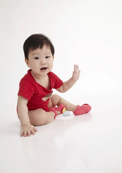 Profil Bébé Chinois Assis Sur Fond Blanc — Photo