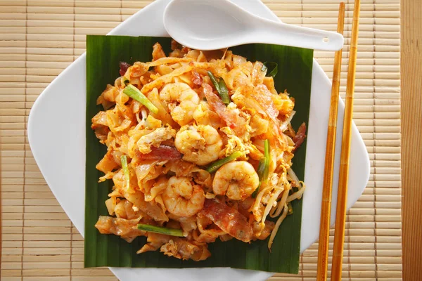 Malezya ünlü gıda Penang kuey teow kare plaka üzerinde kızarmış