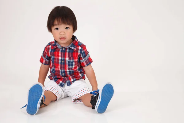 Gambar Studio Dari Anak Cina Duduk Latar Belakang Putih — Stok Foto