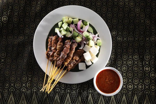 Malezya gıda satay kain songket üzerinde keupat ve salatalık ile