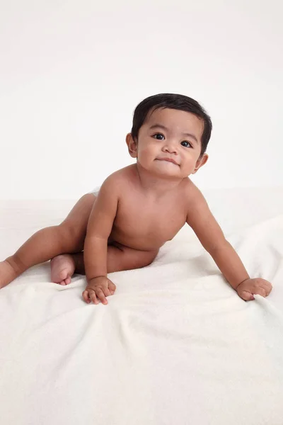 Volle Länge Der Malaiischen Baby Junge Sitzen — Stockfoto