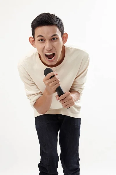 Hombre Sosteniendo Micrófono Inalámbrico Cantando — Foto de Stock