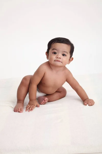 Volle Länge Der Malaiischen Baby Junge Sitzen — Stockfoto