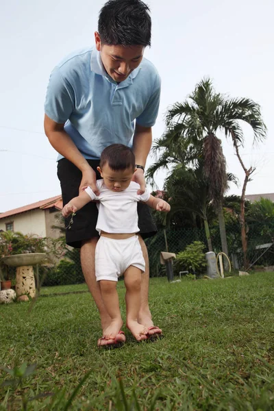 Baba ve oğul parkta oynarken