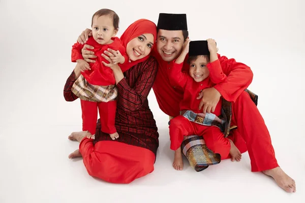 Малайская Семья Сидит Белом Фоне — стоковое фото