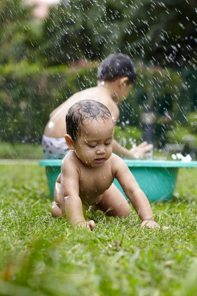 Eğleniyor kardeşler su açık oynamak