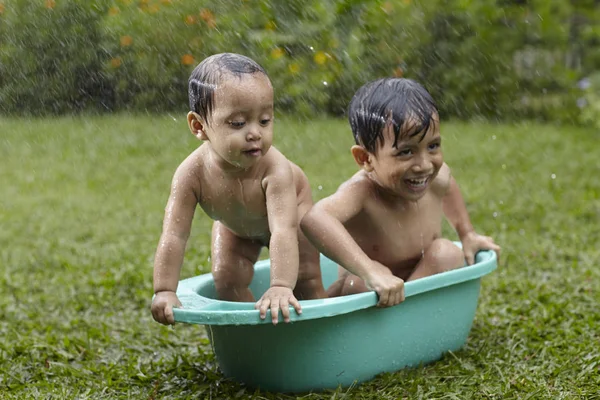 banyo açık havada iki kardeş 