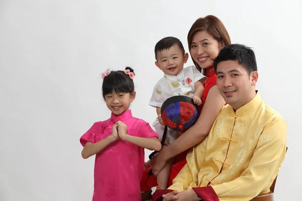 Familia China Con Cothing Tradicional Juntos —  Fotos de Stock