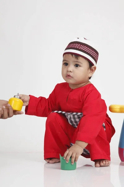 Maláj Fiú Visel Piros Hagyományos Ruhát Baju Melayu Játszó Pelita — Stock Fotó