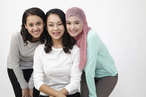 Três Meninas Malasiáticas Posando Estúdio — Fotografia de Stock