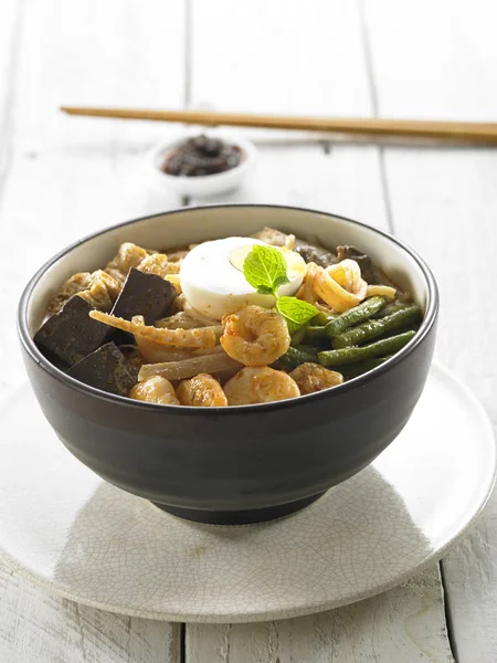 Malaysiska Matskål Med Den Curry Noodle Vita Bordet — Stockfoto
