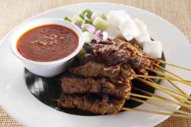 Malezya gıda satay salatalık ve keupat ile plaka üzerinde
