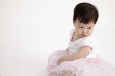 Studio poz parti elbise giyen Çinli bebek kız