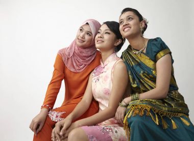 Üç Malezya genç güzel kız stüdyoda poz 