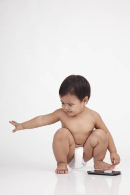 Dijital tablet studio poz ile küçük çocuk 