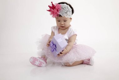 Çinli bebek parti elbise mor hediye kutusu ile 