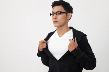 Ceketini göğsüne gösterilen yırtılma adam