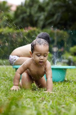Eğleniyor kardeşler su açık oynamak