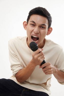 Kablosuz mikrofon tutan ve şarkı bir adam 