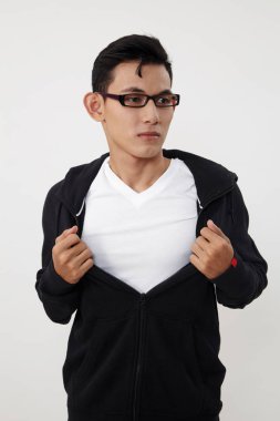 Ceketini göğsüne gösterilen yırtılma adam