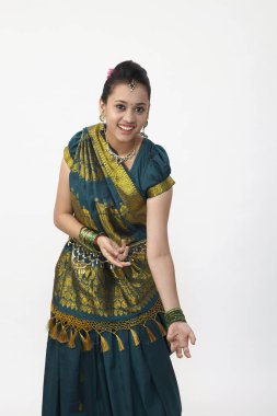 Sari el hareketi ile giyen Hintli kadın