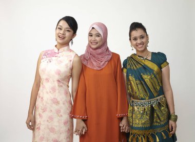 Üç Malezya genç güzel kız stüdyoda poz 