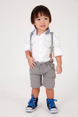 ayakta Çinli bir çocuk portresi