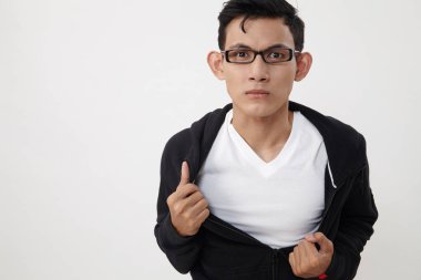 Ceketini göğsüne gösterilen yırtılma adam