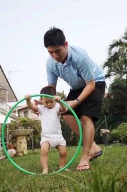 Baba ve oğul parkta oynarken