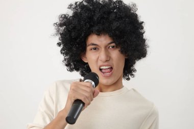 Kablosuz mikrofon tutan ve şarkı bir adam 