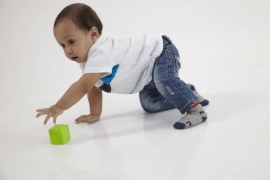 alfabe küp ile oynayan bebek