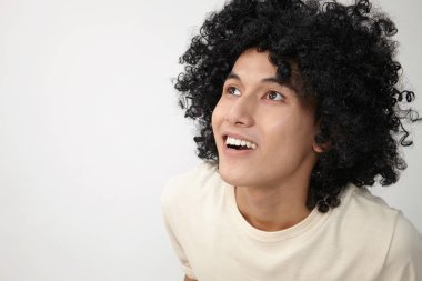 malay genç giyen komik peruk Studio poz 