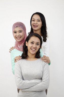 Malezya üç multi ırksal kameraya bakıyor