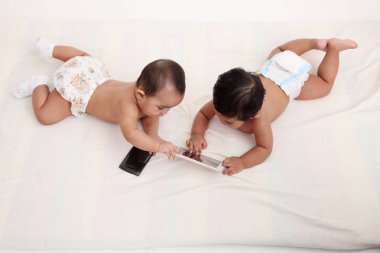 İki bebek akıllı telefon üzerinden mücadele