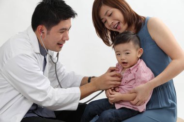 genç bir hastaya ile Çinli doktor