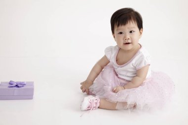 Çinli bebek parti elbise mor hediye kutusu ile 